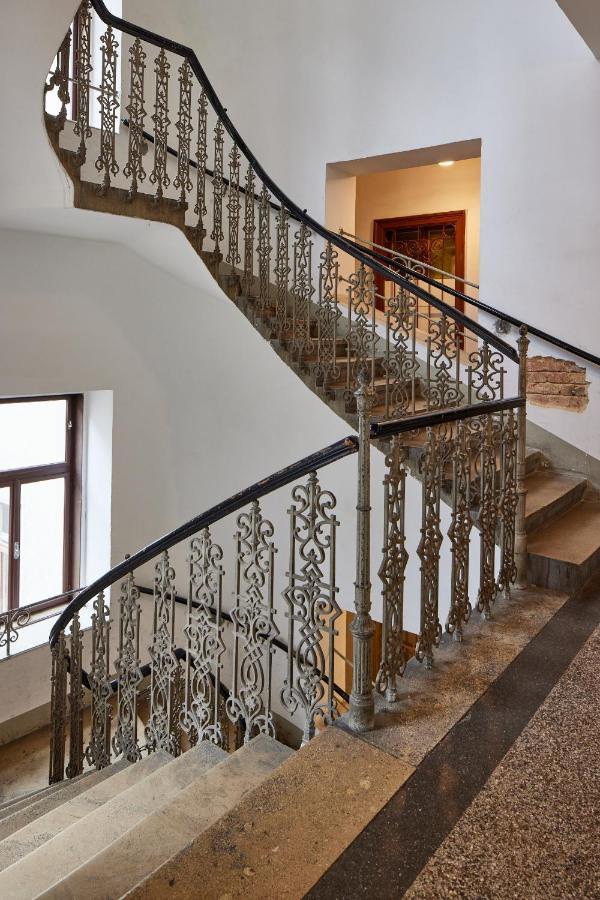 Close To Metro Iii Apartment